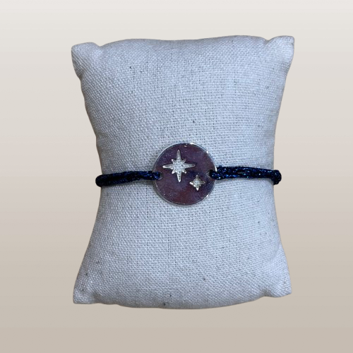 Découvrez le bracelet Ina en acier inoxydable fait main alliant cordon élégant et breloque raffinée. Personnaliser votre bijou selon vos envies & occasions.